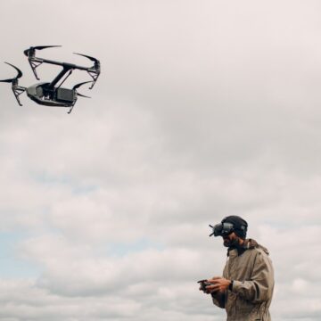 Ширяючи в небі: Глибоке занурення у світ FPV-дронів